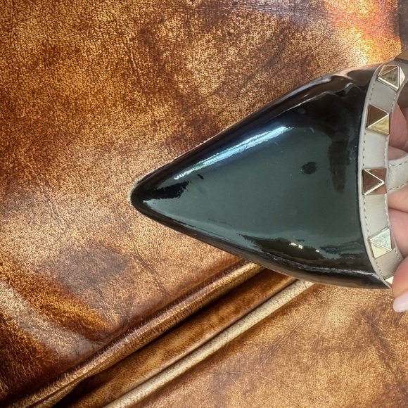 Authentic leather two color, Valentino stud low heel - Picture 6 of 10
